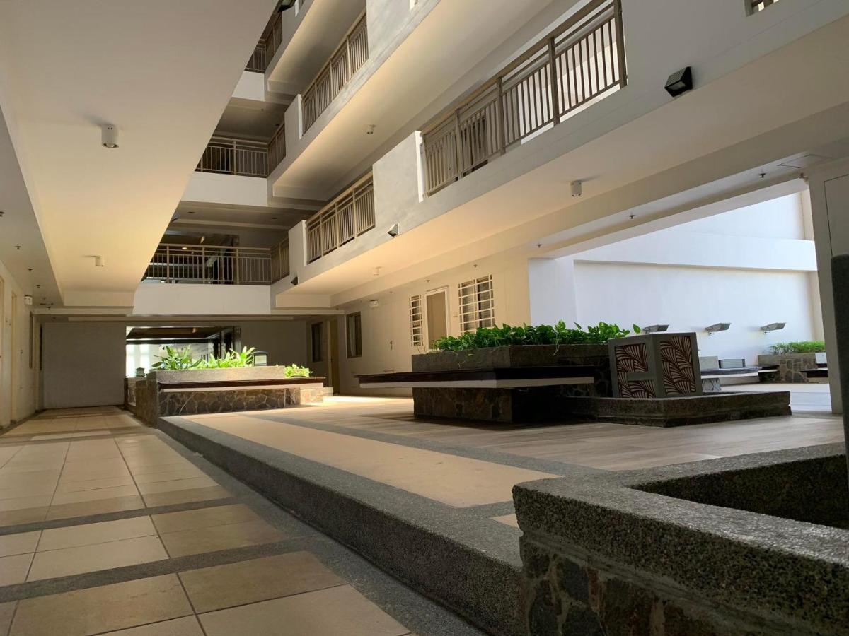 Fairway Terraces Resort Staycation Manille Extérieur photo