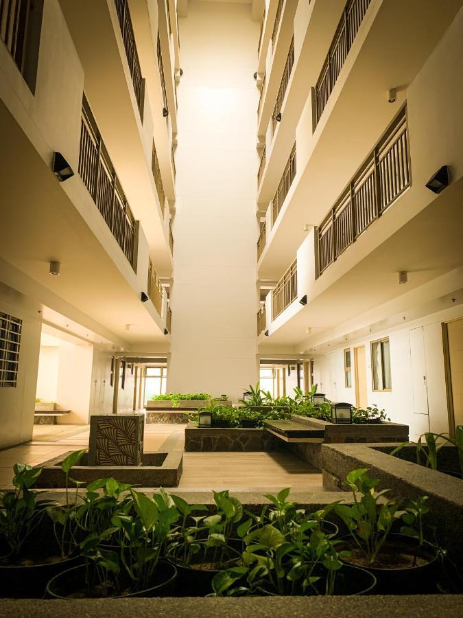 Fairway Terraces Resort Staycation Manille Extérieur photo
